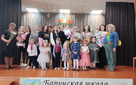 УТРЕННИК В РАЗНОВОЗРАСТНОЙ ГРУППЕ "МАМИН ПРАЗДНИК"