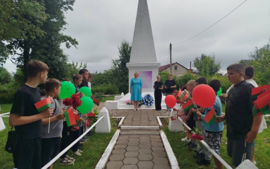 Митинг ко Дню Независимости Республики Беларусь возле памятника героям-землякам, погибшим в годы Великой Отечественной войны